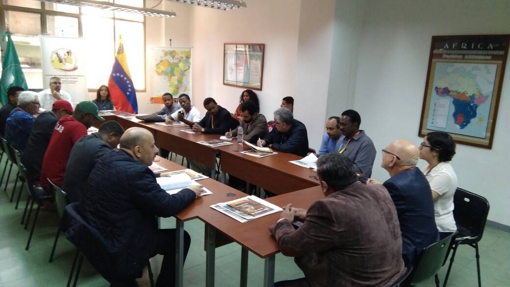 Viceministro Yuri Pimentel con delegaciones africanas y el equipo del CSAAC