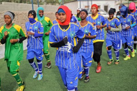 Las mujeres entrenan en el campo de fútbol Mogadishu Somalia