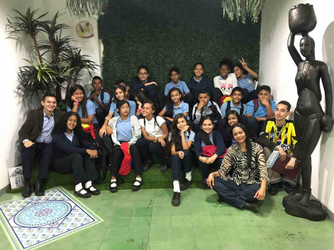 Estudiantes y el equipo del Centro de Saberes Africanos en la Plaza Abya Yala 1