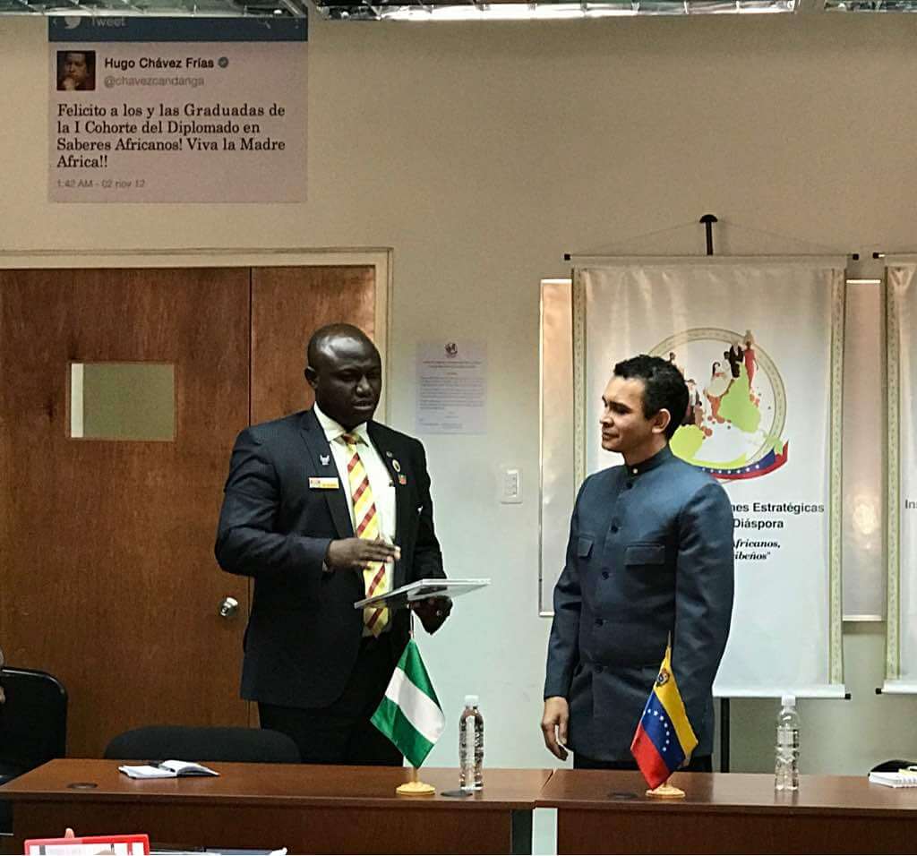 Comodoro de la fuerza Área de Nigeria Bgmibgmitawusa David Solomon y el Director Fundador del centro de Saberes Africanos Americanos y Caribeños Reinaldo Bolívar