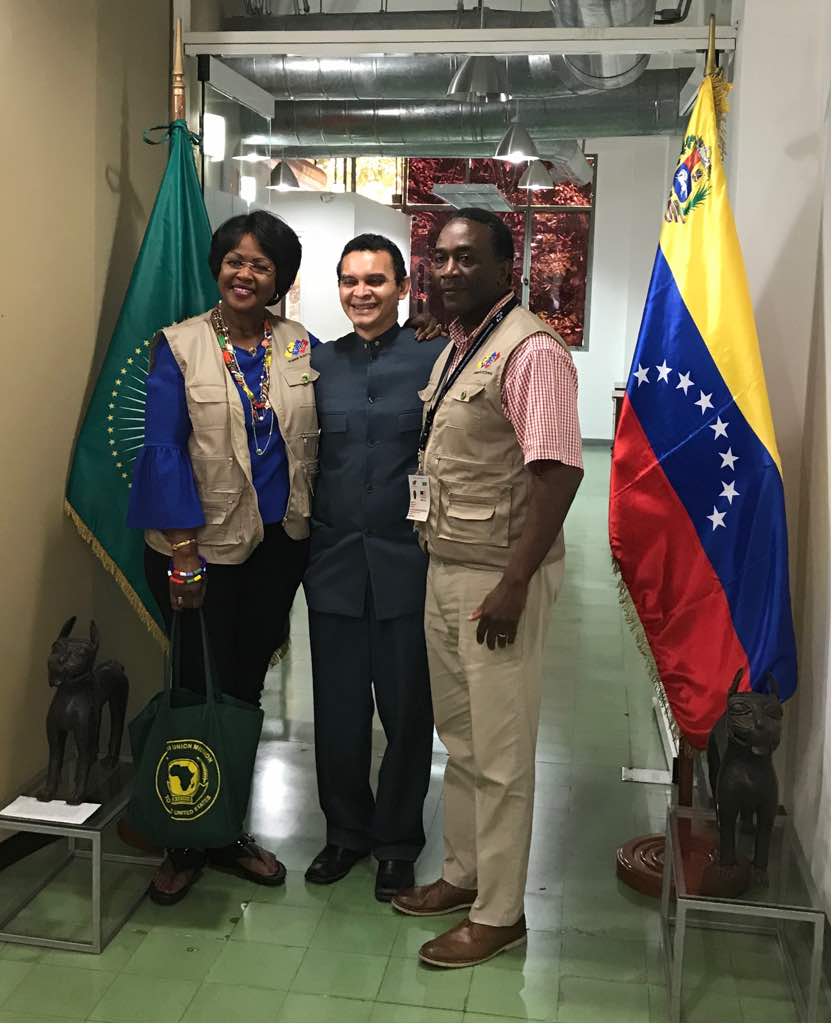 Nuestros ilustres visitantes junto al profesor Reinaldo Bolívar