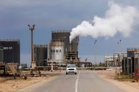 Refinería de petróleo en Zawiai al oeste de Trípoli 