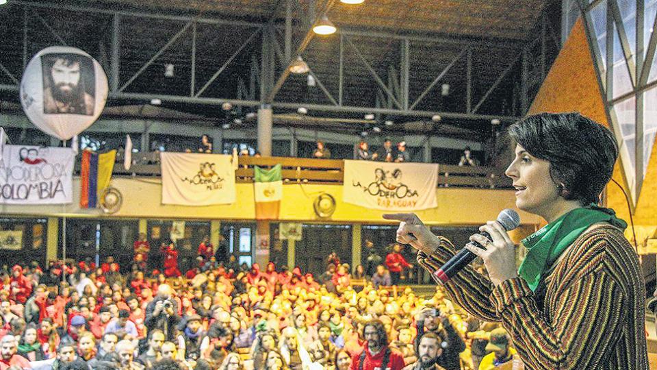 D Avila durante su intervenciòn en el Segundo Foro Latinoamericano de La Poderosa en Porto Alegre