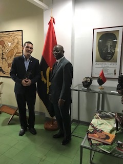 Consul de Angola señor Marcelino Ambrosio y el Profesor Reinaldo Bolívar junto a la "Exposición Agostinho Neto y Angola"