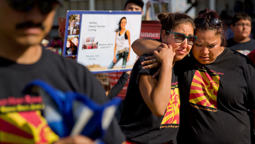 Jenna Loring tía de la desaparecida Ashley HeavyRunner Loring llora junto a su prima Lissa durante un baile tradicional