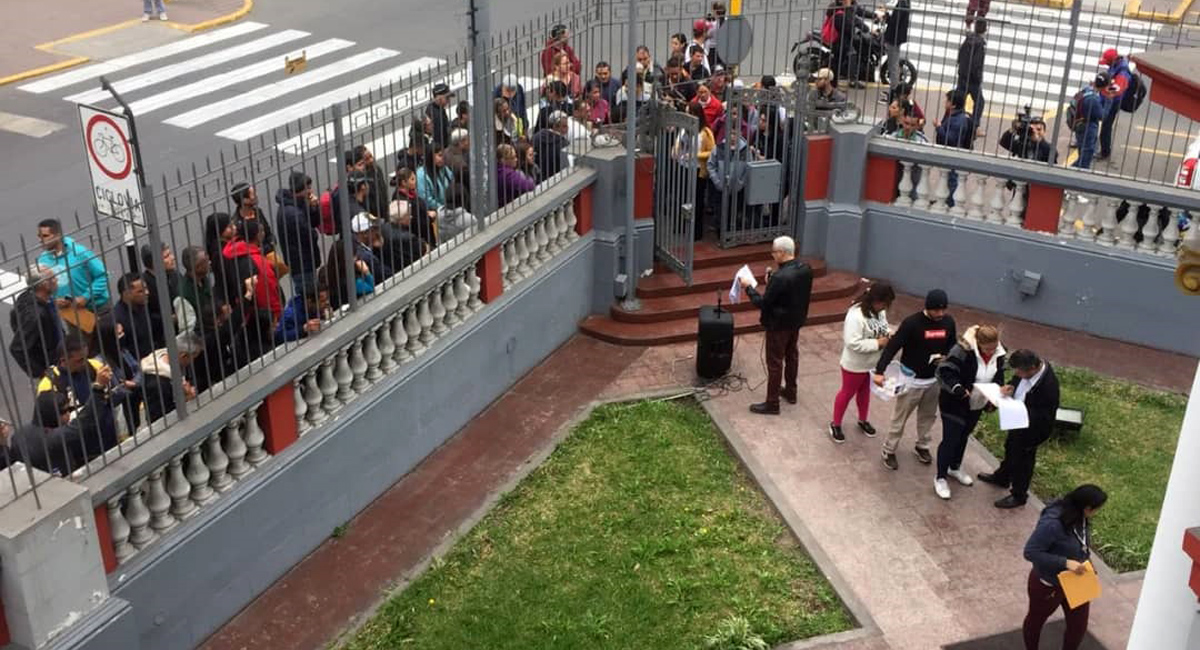 Venezolanos Solicitando ser repatriados ante la Embajada de Venezuela en Perú