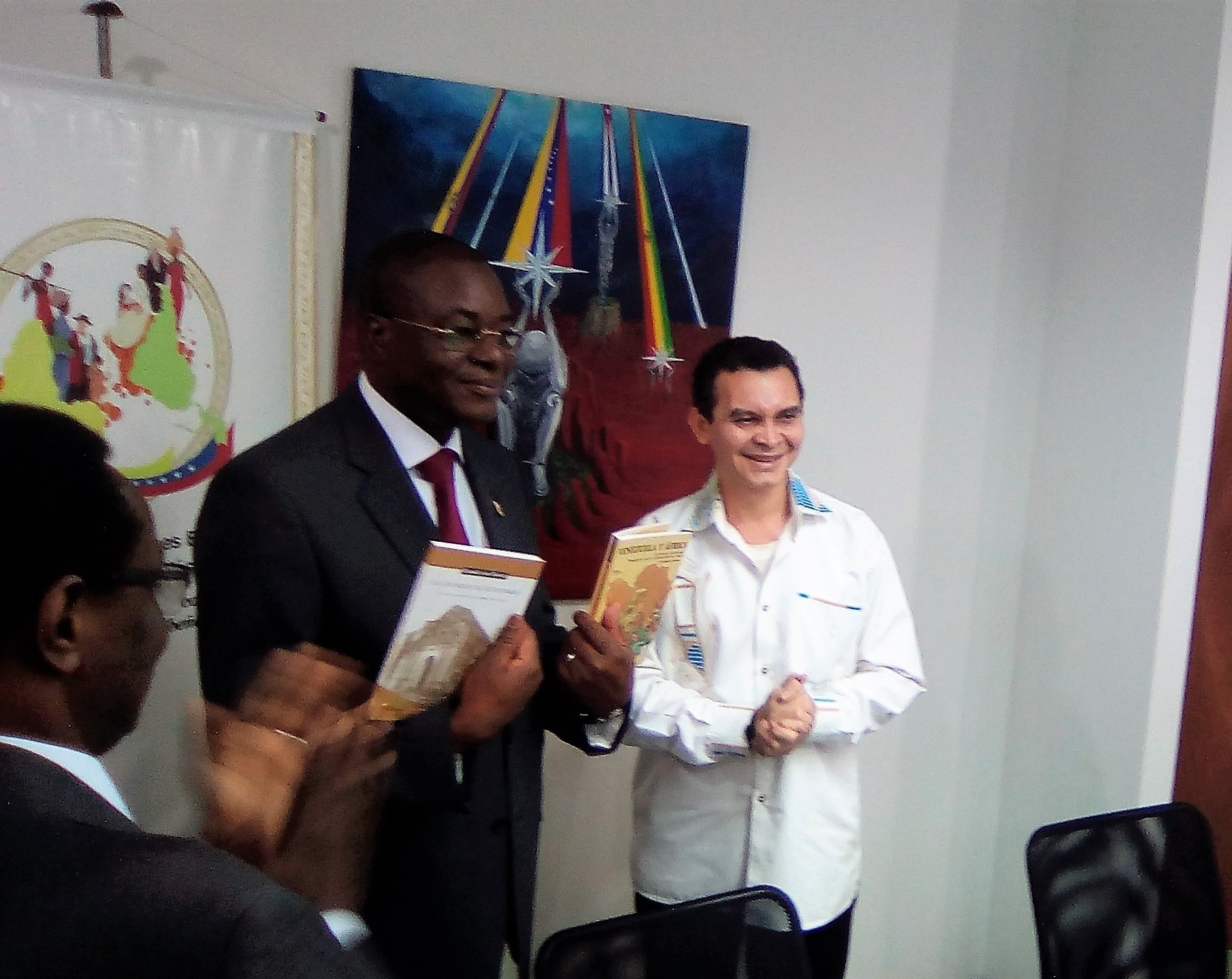Entrega de las obras escritas al Ministro de Deporte Sibidé por parte del Presidente del Instituto, Reinaldo Bolívar