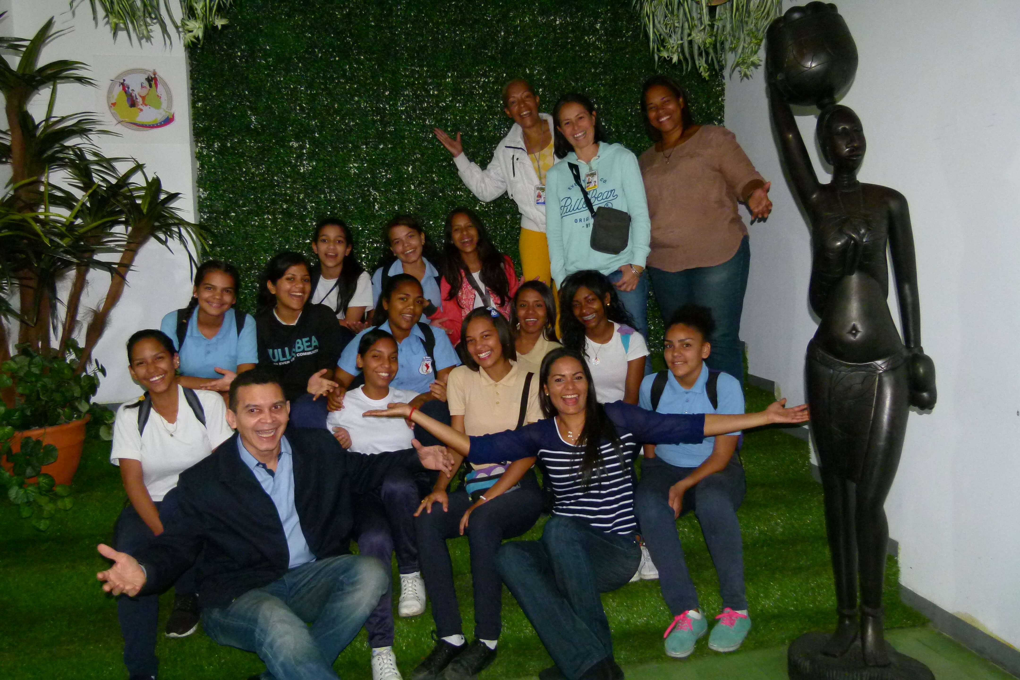 Visita de estudiantes junto al equipo del Centro de Saberes Africanos