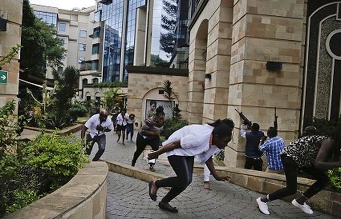 Civiles huyen del complejo atacado por yihadistas en Nairobi