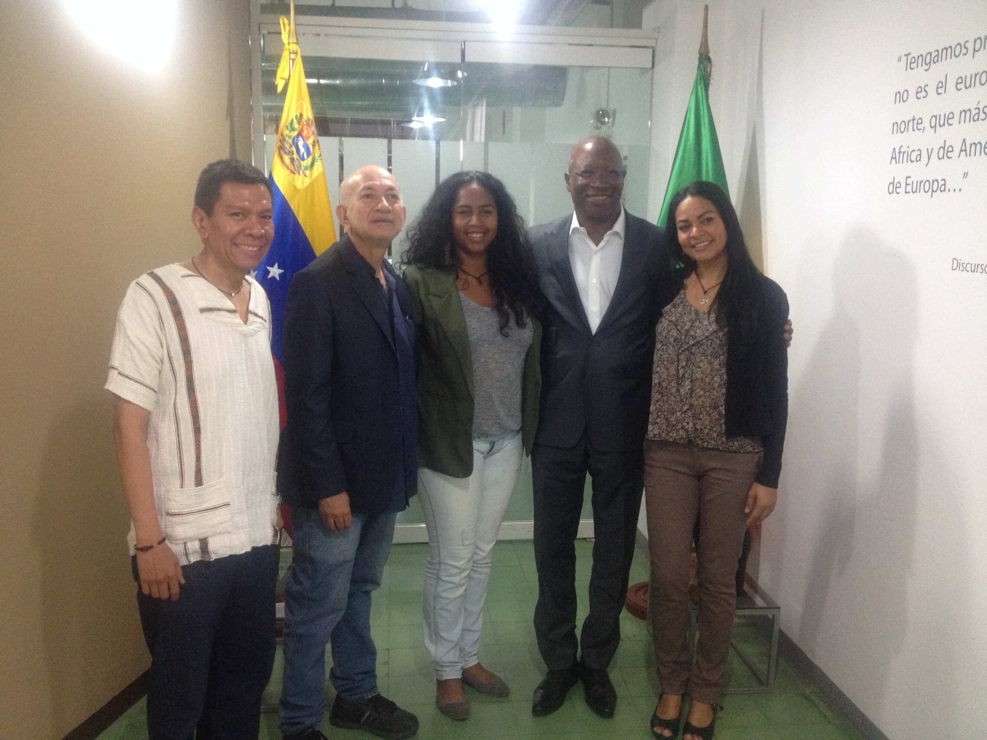 Equipo del Centro de Saberes Africnanos con el Embajador Boniface