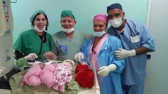 Equipo cubano de salud en Argelia junto a cuatrillizos recién nacidos