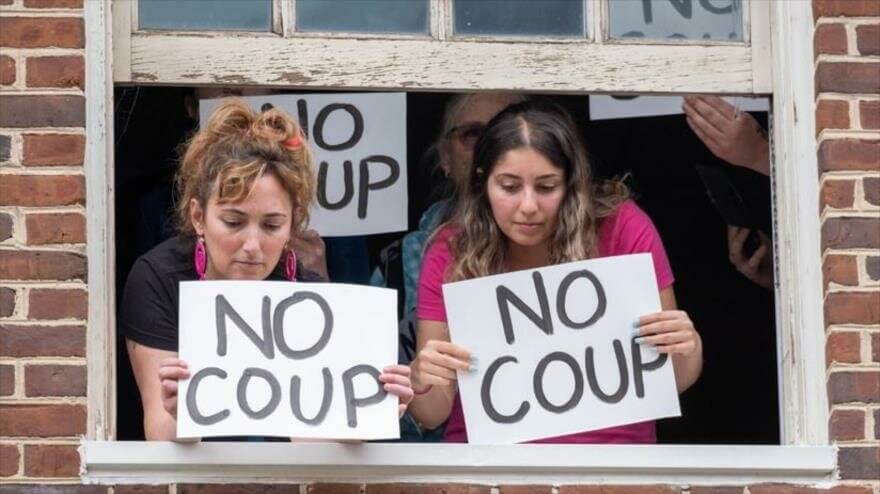 Activistas en la embajada venezolana en EEUU