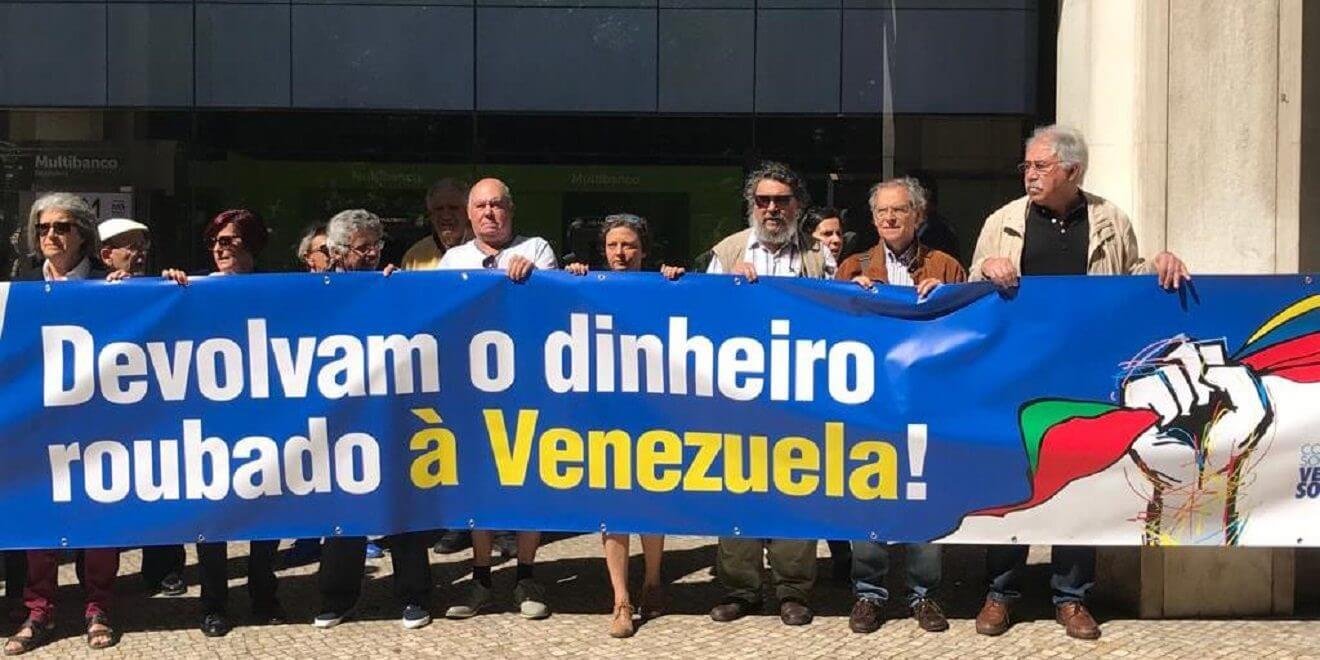 Representantes de diversas organizaciones de la República Portuguesa protestaron este lunes frente a la sede principal de Novo Banco