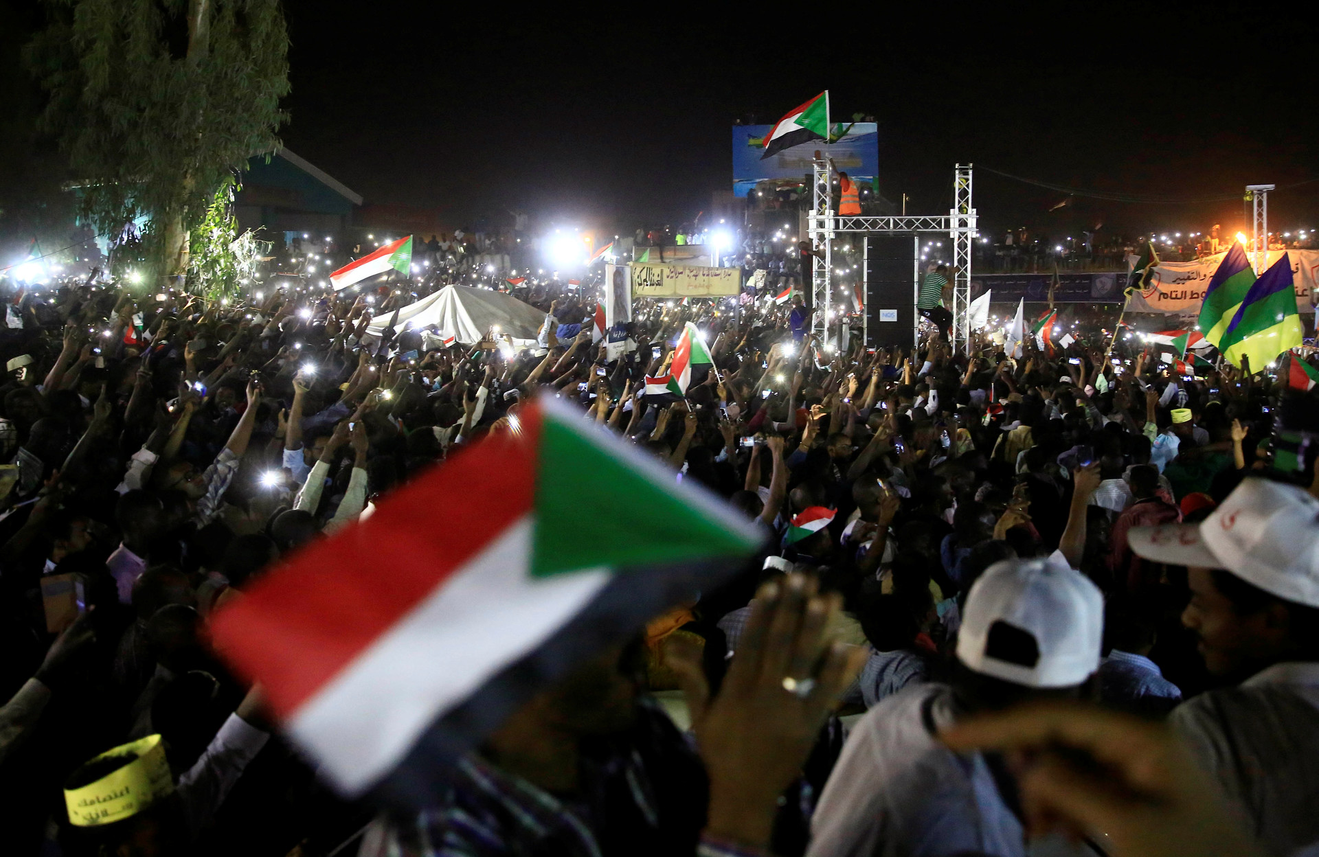 Manifestantes en Sudan protestan frente al ministerio de Defensa de Sudán en Jartum el 21 de abril de 2019. 
