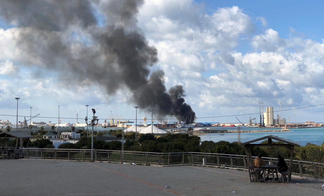Humo sobre el puerto de Trípoli. Foto: Ahmed Elumami