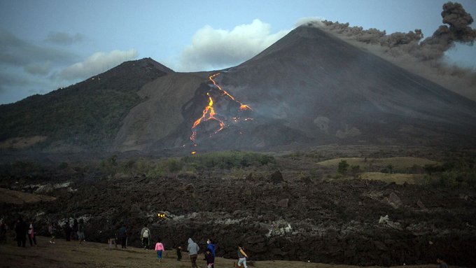 Volcán en erupción en SV y las Granadina Foto Primicia.com.ve