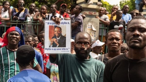 Manifestantes apoyando a Aristide como presidente de la transición