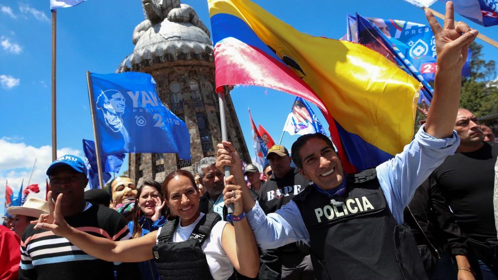 El candidato presidencial Yaku Pérez y Nory Pinela portan chalecos antibalas durante el cierre de campaña en Quito Ecuador