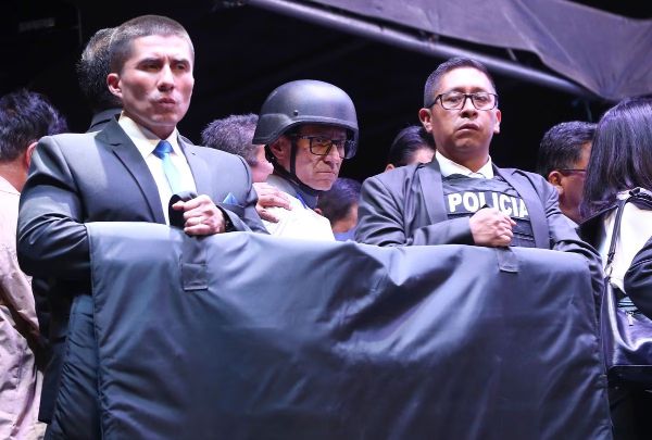 La policía resguarda al candidato presidencial Christian Zurita durante el mitin de clausura de campaña en Quito Ecuador el 17 de agosto de 2023