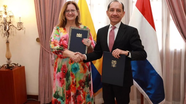 Aukje de Vries, secretaria estatal de Finanzas de Países Bajos y el viceministro de Asuntos Exteriores de Ecuador Carlos Larrea