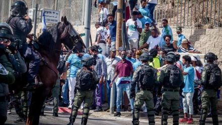 Policía israelí reprime solicitantes de asilo eritreos en una protesta contra una reunión de partidarios del Gobierno en el sur de Tel Aviv