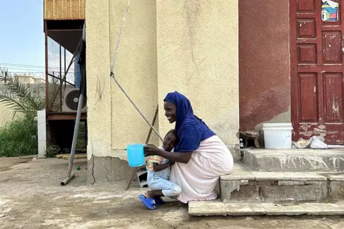 Rofida Saifeldien de 35 años es madre de cuatro hijos. Es una desplazada de Jartum que reside en el punto de reunión de desplazados internos de Dajliat Albanat en Puerto Sudán