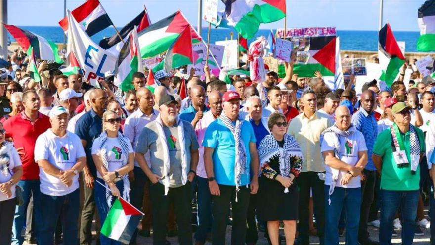 El presidente cubano Miguel Díaz Canel asiste a una marcha pro palestina en La Habana.