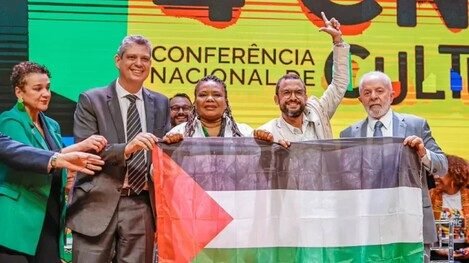 Lula ondea bandera de Palestina en pleno acto cultural en Brasilia.