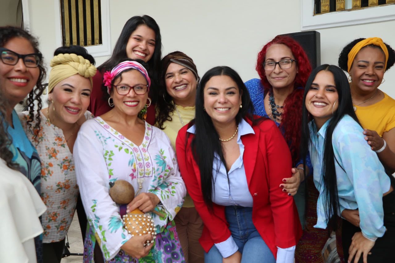 Palacio Federal Legislativo venezolano se vistió de violeta