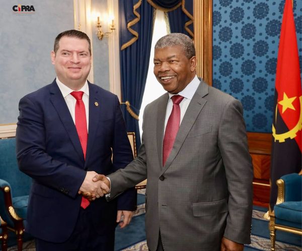 El presidente de Angola João Lourenço recibió hoy un mensaje de su homólogo de la República Bolivariana de Venezuela Nicolás Maduro a través del embajador de la nación sudamericana aquí Marlon Peña Labradorjpg