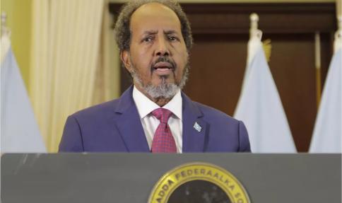 El presidente somalí Hassan Sheikh Mohamud durante un discurso en el parlamento el 21 de febrero de 2024jpg