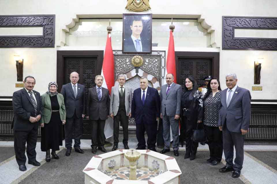 Autoridades sirias y autoridades argelinas reunidos con el presidente de la Asamblea del Pueblo de Siria