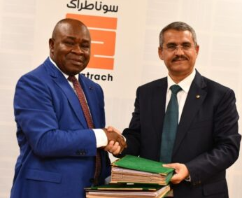 Lideres de la La compañía petrolera nacional argelina (NOC) Sonatrach y su contraparte congoleña,  Société Nationale des Pétroles du Congo  (SNPC) en firma de acuerdos 