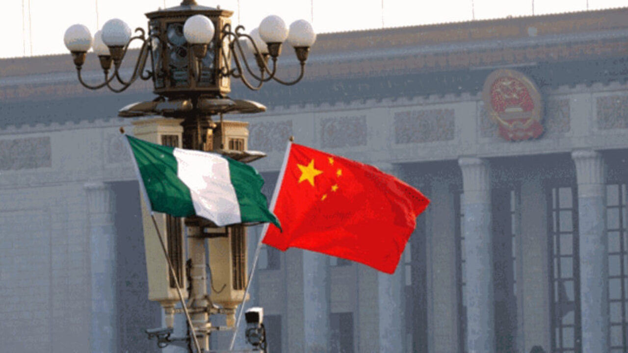 Banderas de China y Nigeria en Beijing