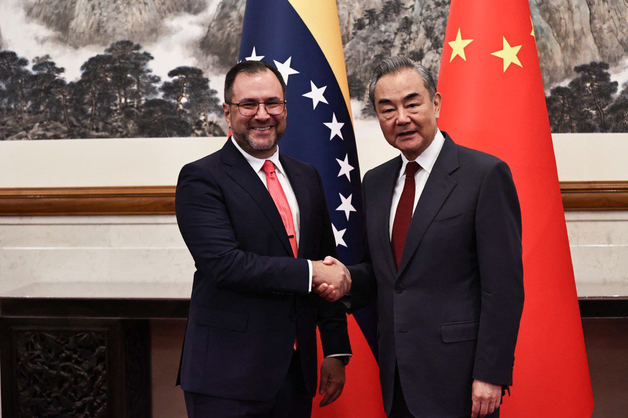 Canciller de Venezuela Yvan Gil junto al canciller de la Republica Popular de China, Wang Yi