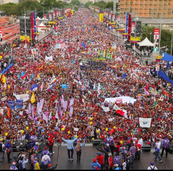 Desde la tarima principal