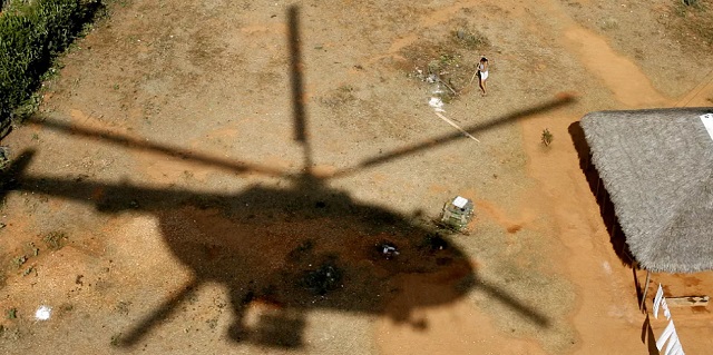 La sombra de un helicóptero militar cubano se proyecta sobre un patio mientras una mujer lo barre en Punta de Maisí, en la provincia oriental cubana de Guantánamo | Imagen : africanews JAVIER GALEANO/AP