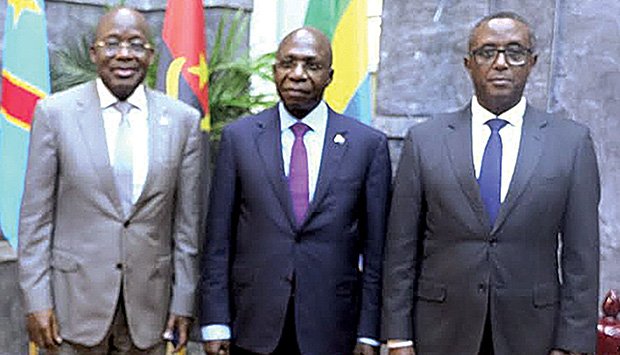 El ministro de Relaciones Exteriores angoleño Téte António (en el centro de la foto), junto a expertos de inteligencia sobre la situación de seguridad y paz en el este de la República Democrática del Congo (RDC)