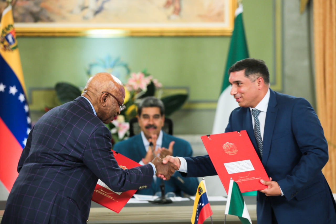 Pedro Tellechea Ruíz junto al representante de la empresa petrolera nigeriana