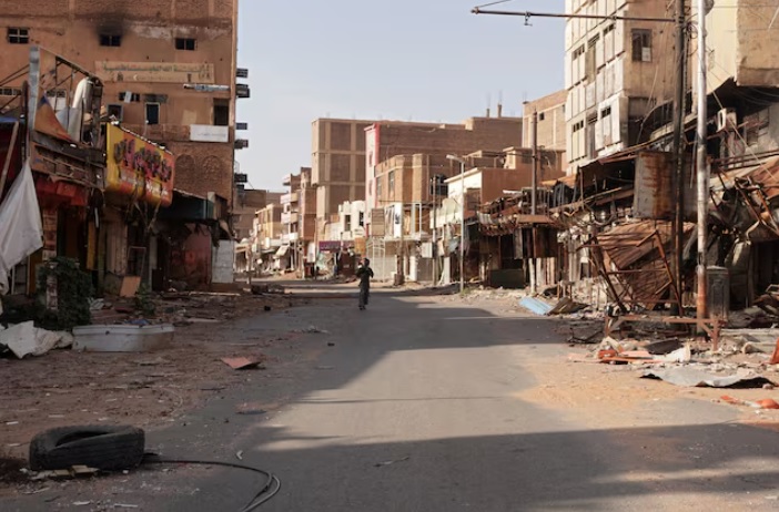 Vista de una calle de la ciudad de Omdurman dañada durante la guerra civil que dura un año en Sudán / Foto: Reuters