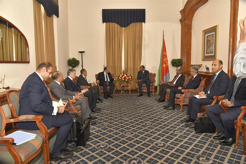 El jefe del SIG el teniente general Abbas Kamel centro izquierda y el ministro de Asuntos Exteriores Badr Abdelatty izquierda se reúnen con el presidente Isaias Afwerk centro derecha en Asmara el 14 de septiembre de 2024jpg