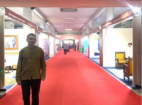 Embajador Reinaldo Bolivar en visita a la feria Articrea, en Túnez