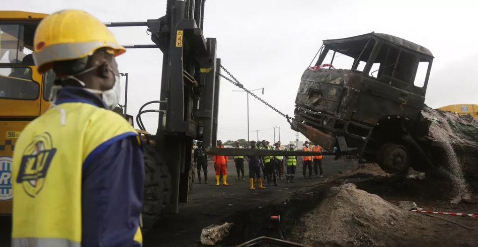 Los equipos de rescate retiran un camión quemado después de que un camión cisterna se estrellara y provocara un gran incendio de combustible en   -   Derechos de autor © africanews Sunday Alamba/Copyright 2018 The AP. Todos los derechos reservados.