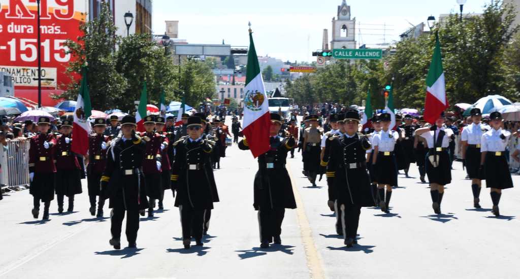 Desfile civico militar en celebración de la Independencia de México 