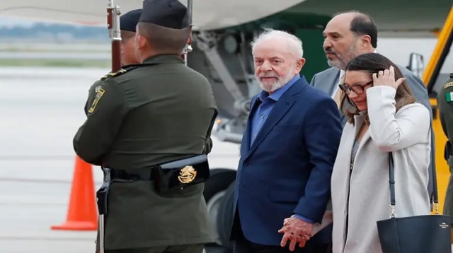 A su llegada a México, Lula da Silva fue recibido por una comitiva del Gobierno, encabezada por Lázaro Cárdenas Batel, próximo jefe de oficina de la Presidencia de Sheinbaum. Foto: EFE