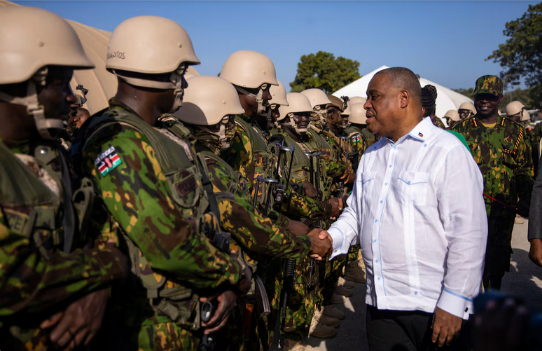 Primer Ministro de Haití saludando a los soldados kenianos ( fuente: Resumen Latinoamericano)
