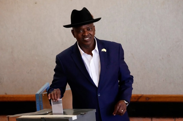 Mokgweetsi Masisi, emitiendo su voto