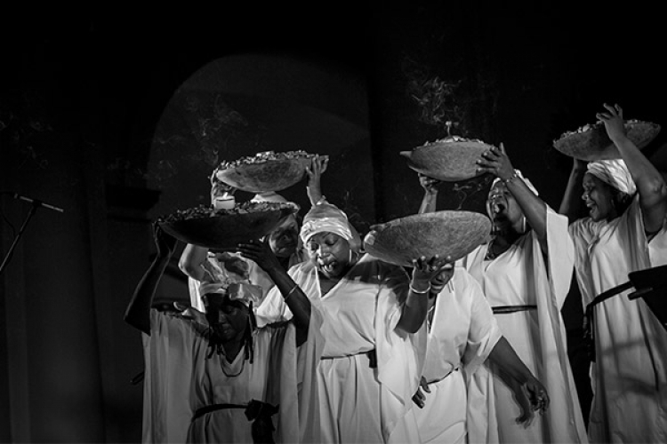 Alabaos cantos de resistencia y memoria