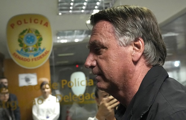 El fiscal general de Brasil presentó el martes cargos contra el expresidente Jair Bolsonaro por intentar un golpe de Estado para permanecer en el poder después de su derrota electoral de 2022. El fiscal general Paulo Gonet alega que Bolsonaro y otras 33 personas participaron en un plan para permanecer en el poder a pesar de perder ante el actual presidente Luiz Inácio Lula da Silva. Foto: AP