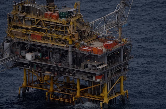 Vista general de una plataforma petrolífera en el mar frente a Túnez, donde más de 30 migrantes, incluidos dos niños, han estado varados durante tres días / Foto:  Reuters